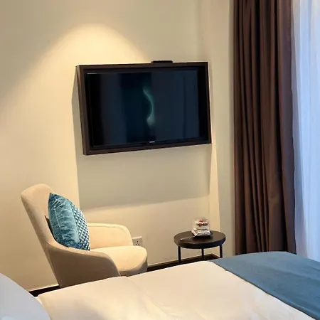 Studio Sapphire View Bien, Tang Cao